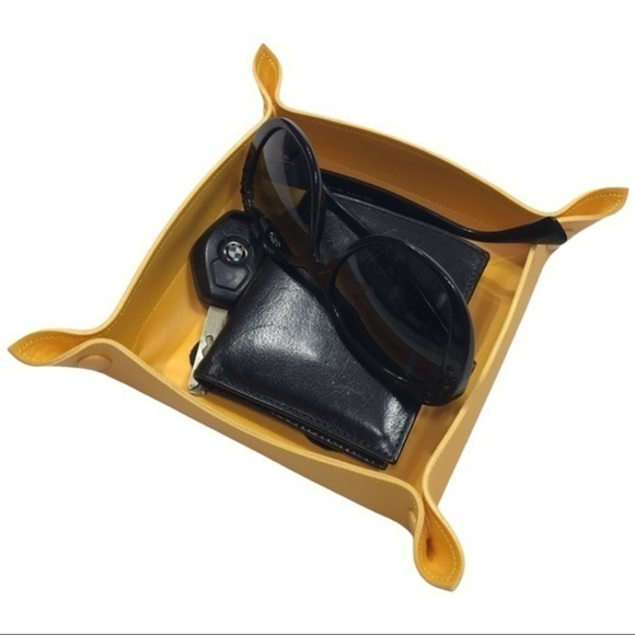 The King in Yellow Dice Tray - Yellow - Picture 3 of 10